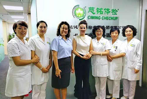 2慈銘亮馬橋分院院長劉靜波與醫護人員和老人家合影留念.jpg