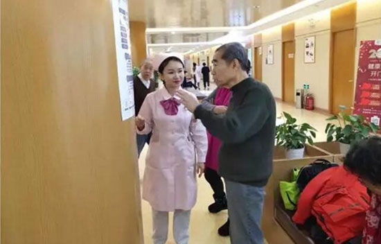 12慈銘小護士為老兵導檢.jpg