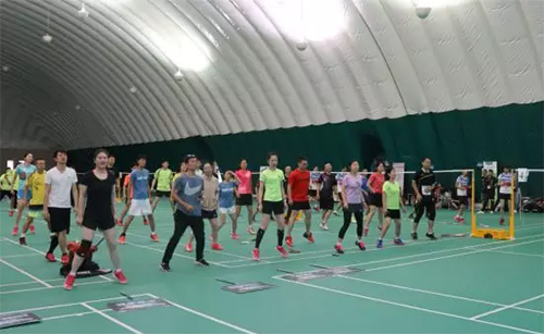 3全體參賽人員在專業教練的帶領下做賽前熱身運動.jpg