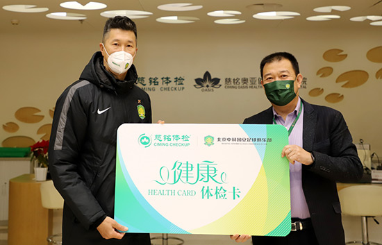 2慈銘體檢集團聯席總裁韓圣群與中赫國安領隊符兵合影互贈禮物.jpg