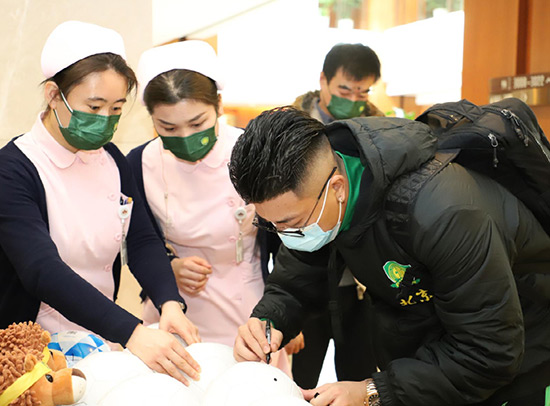 9中赫國安隊員慈銘體檢現場簽名2.jpg