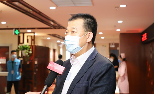 5慈銘體檢集團聯席總裁韓圣群接受采訪.jpg